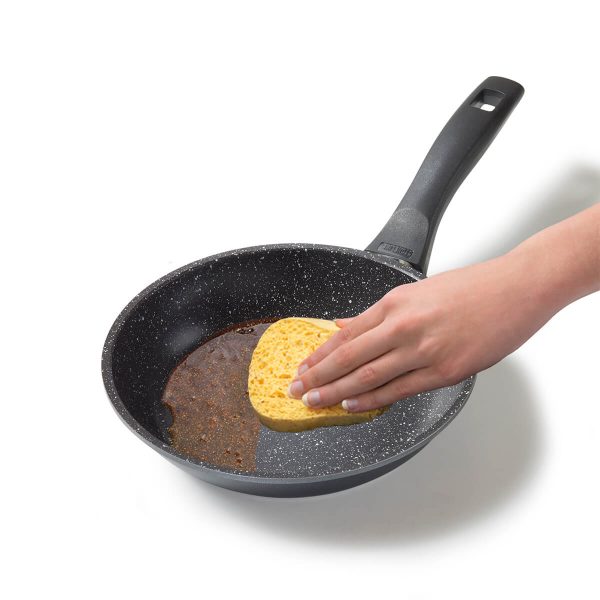 Cleaning Non stick Frying Pan 20 CM